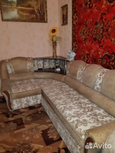 Угловой диван с полкой