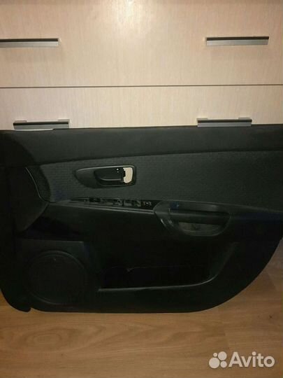 Продам правую дверную карту мазда