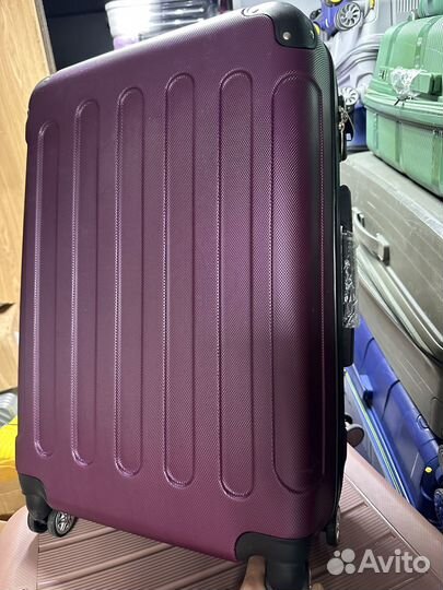 Чемодан на колесах средний