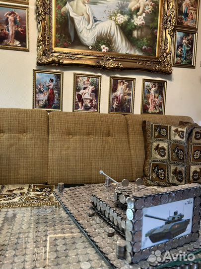 Танк на подставке с крышкой из монет