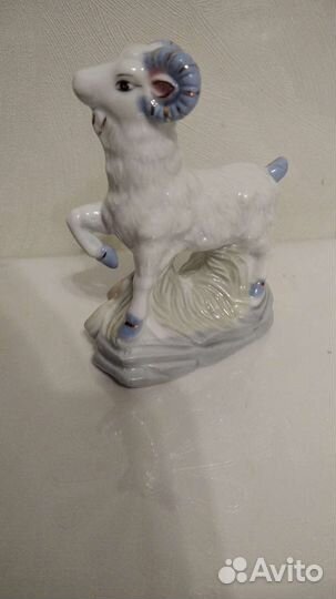 Статуэтка фарфоровая