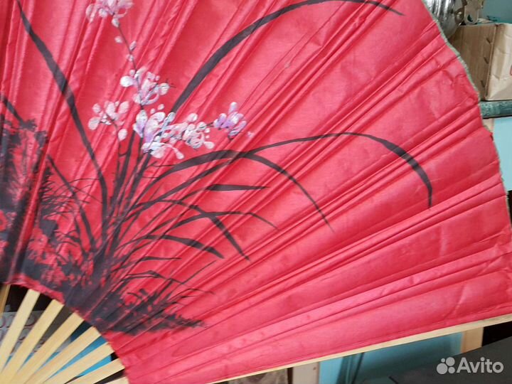 Веер огромный красный