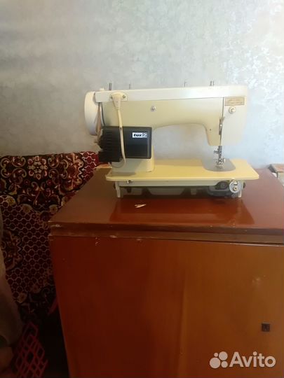 Продам швейную машинку