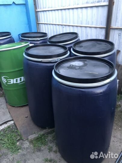 Продам бочки с крышками 250литров