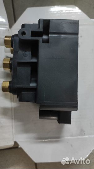 Блок клапанов пневмоподвески Volkswagen Touareg