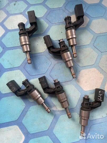 Форсунка топливная бензиновая 03C906036A