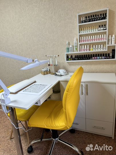 Маникюрный стол со встроенной вытяжкой