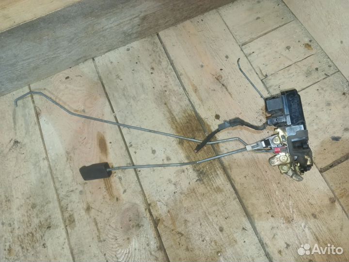 Замок перед правый Dodge Stratus 2002г