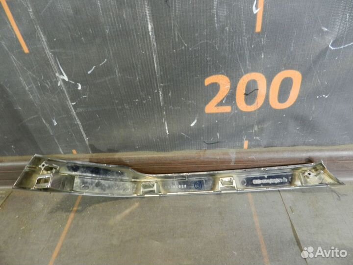 Накладка решетки радиатора левая - Toyota Hilux 8