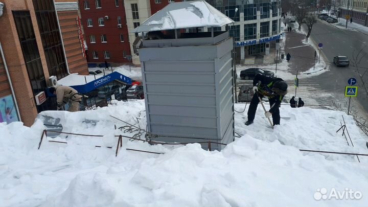 Уборка снека с крыши