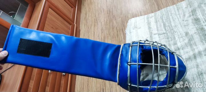 Шлем с решёткой для единоборств