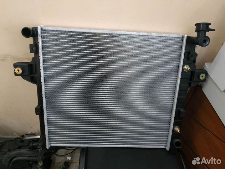Радиатор двс jeep grand cherokee 2003 год