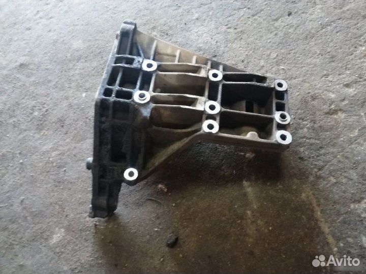 Кронштейн двигателя левый Porsche Cayenne 955