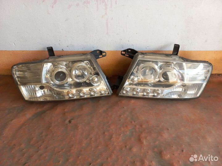 Фары правая,левая Mitsubishi Pajero/Montero3