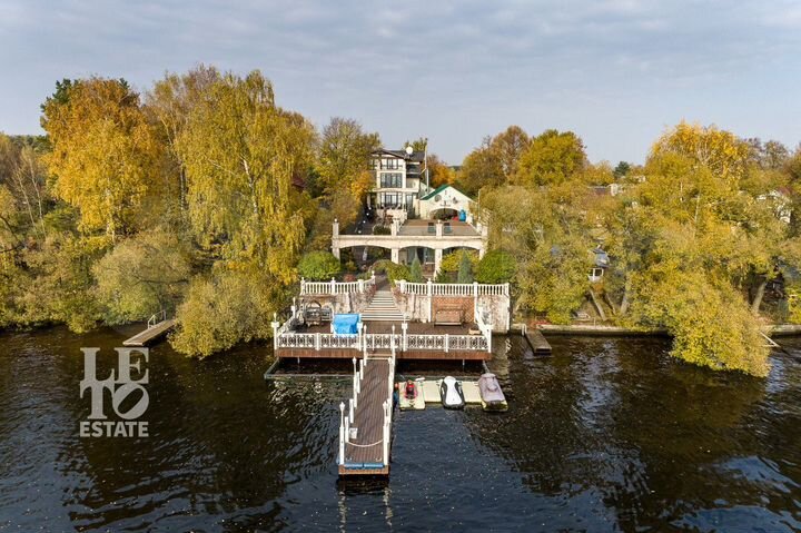 Дом 741,6 м² на участке 18 сот.