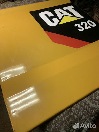 Дверца боковая экскаватора CAT320