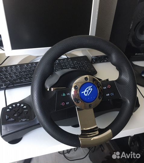 Игровой руль с педалями