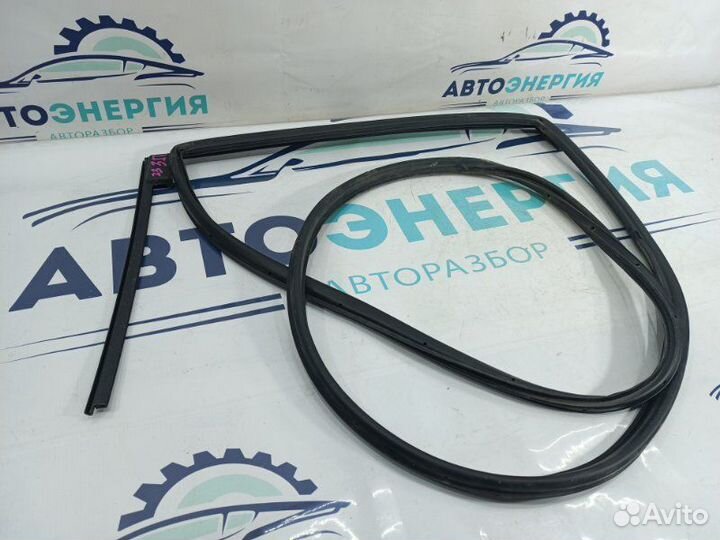 Уплотнительная резинка боковой двери задняя правая