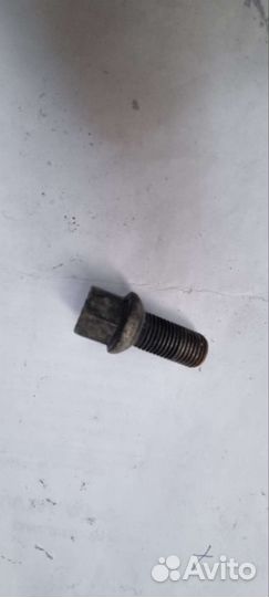 Колесные болты на 17