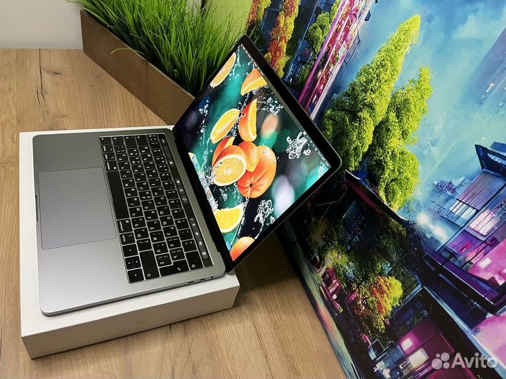 Macbook pro 13 2018 i5 16gb 512 gb Крутой