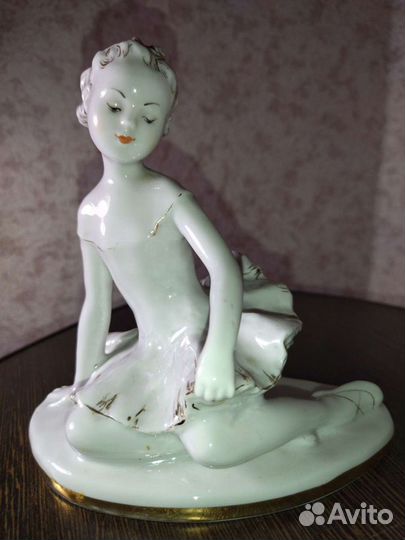 Фарфоровая статуэтка 