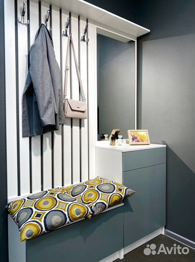 Белая прихожая с рейками 140 см