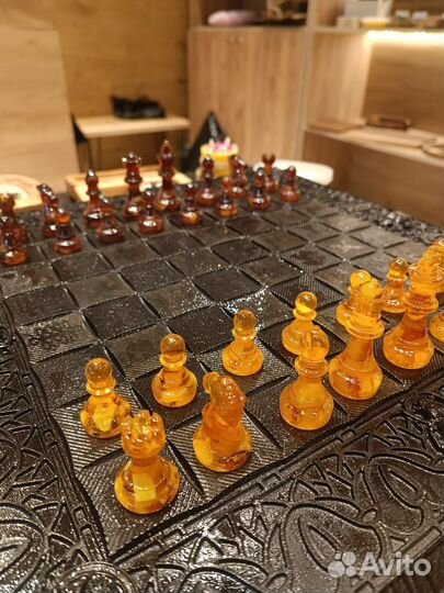 Янтарные фигурки шахмат