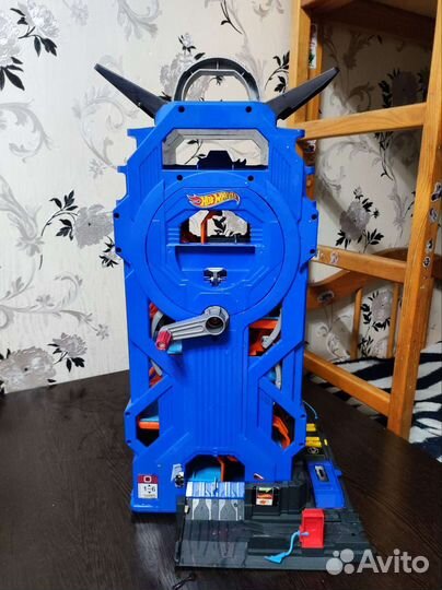 Трек Хот Вилс. Парковка -гараж с горкой