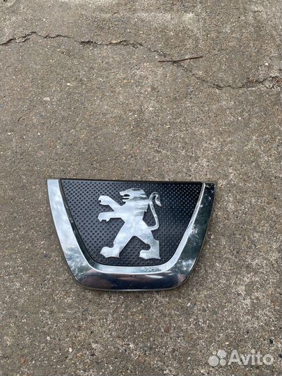 Эмблема peugeot 4007 на капот