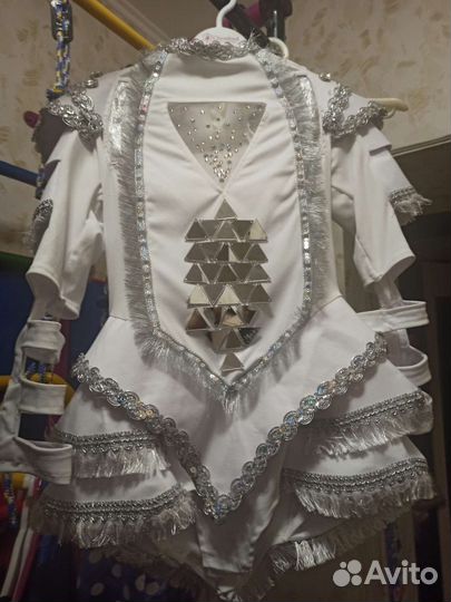 Костюм белый для выступлений