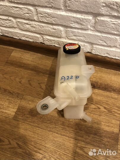 Расширительный бачок Toyota RAV4 (40) до рест