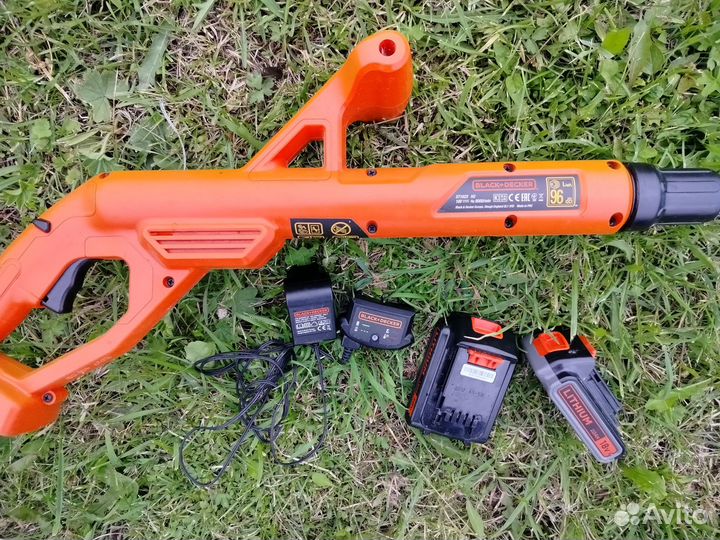 Аккумуляторный триммер Black Decker ST1823