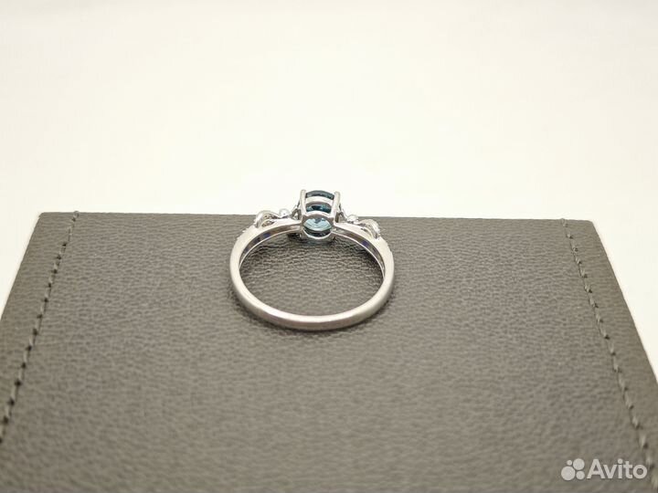 Золотое кольцо с топазом и бриллиантами