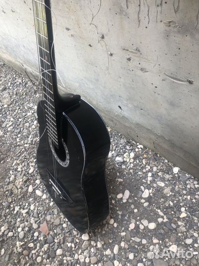 Акустическая гитара