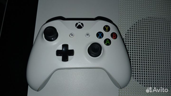 Xbox one s 1tb с геймпадом