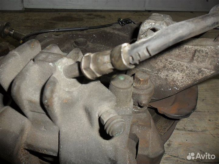 Ступица (кулак, цапфа) передняя левая Volvo V70