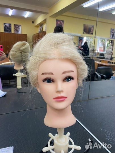 Болванка с натуральными волосами цвета блонд