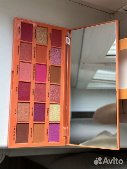 Палетка Revolution Peachy