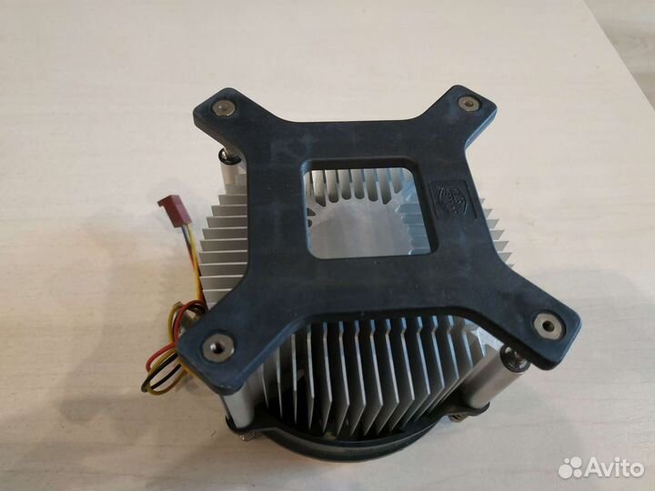 Процессор Intel с кулером и радиатором