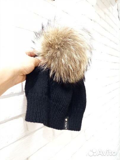 Вязаная шапка с помпоном. Ручная работа