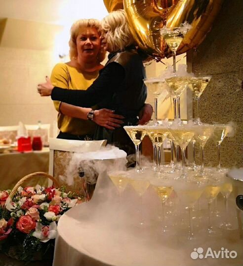 Пирамида из бокалов шампанского