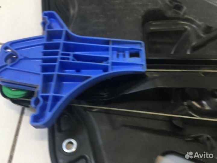 Стеклоподъемник электр. задний левый Volkswagen Tiguan I (2007—2011)