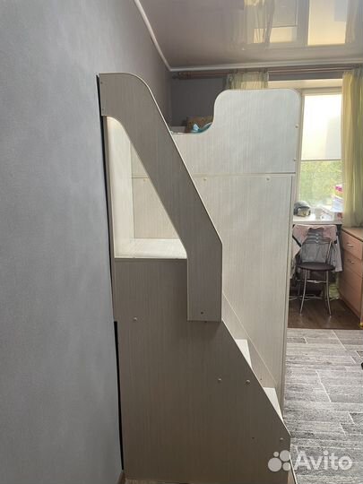 Детская кровать чердак со столом и шкафом