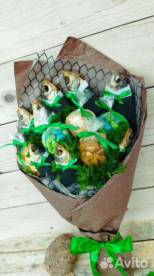 Съедобный букет из рыбы и снеков на заказ