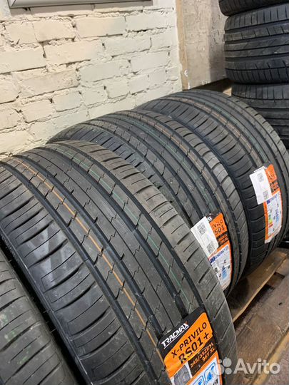 Tracmax X-Privilo RS01+ 245/35 R21 и 275/30 R21 96Y