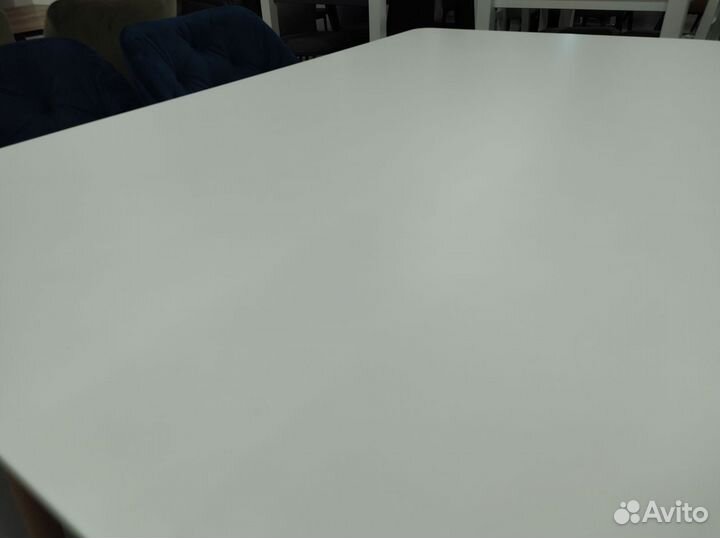 Стол обеденный белый