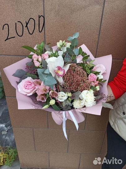 Милый букет их роз и орхидей