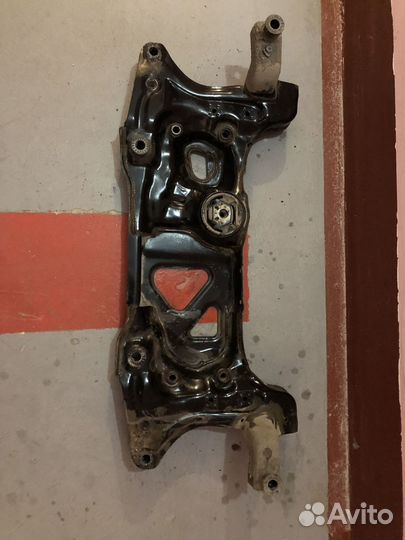 Подрамник передний jetta 6