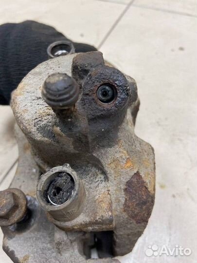 Суппорт передний правый Ford Focus