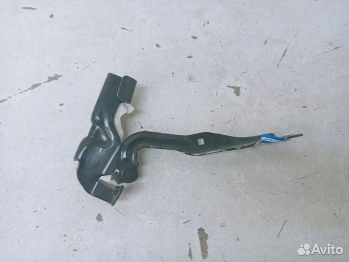 Петля Капота правая Mazda 3 BK 2003-2006
